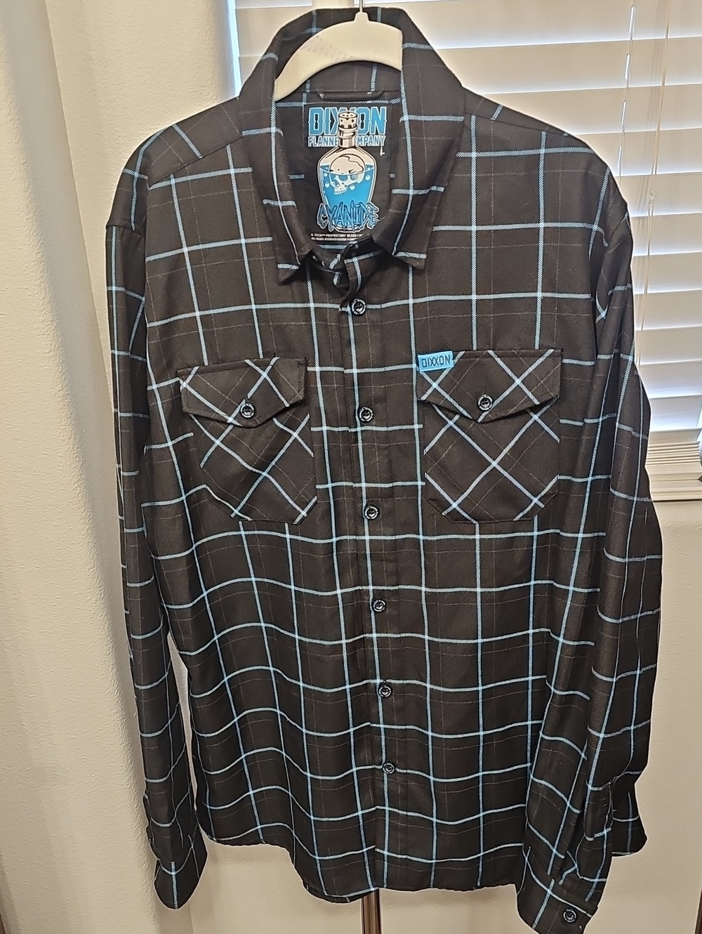 Dixxon Flannel Co. Cyanide Men’s Large Black Blue Plaid Long Sleeve